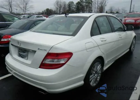 2009 Mercedes-Benz C300 4 Matic z USA, uszkodzony, nr VIN WDDGF81X29R064689